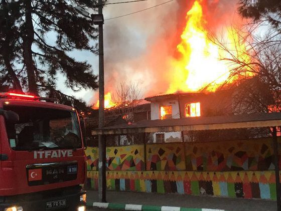 Bursa'da üç ev yandı, bir okul tahliye edildi