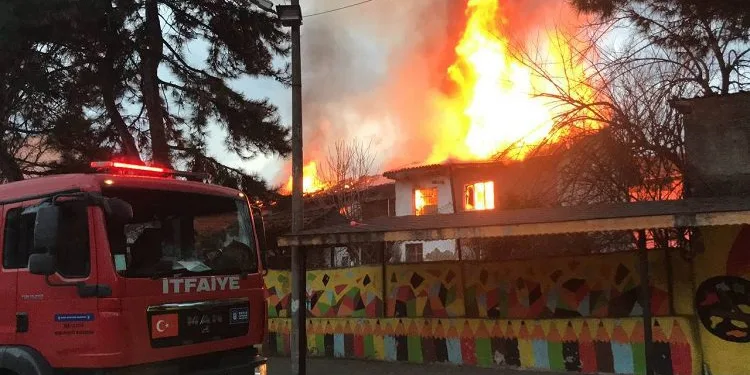 Bursa’da üç ev yandı, bir okul tahliye edildi