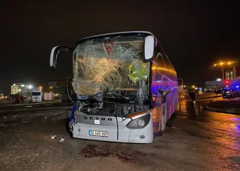 Bursa’da, yolcu otobüsü ile iki TIR çarpıştı