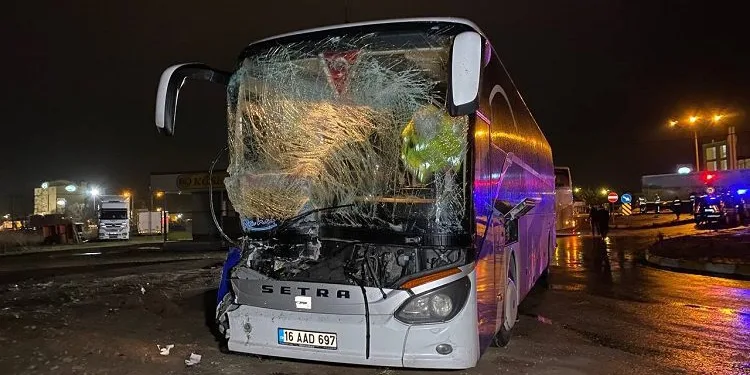 Bursa’da, yolcu otobüsü ile iki TIR çarpıştı