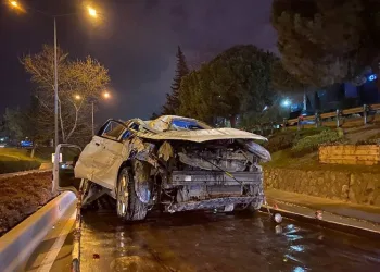 Denetimden kaçtı, servis aracıyla çarpışıp takla attı