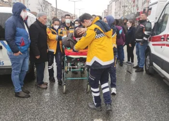 Bursa’da baba ve oğluna araba çarptı