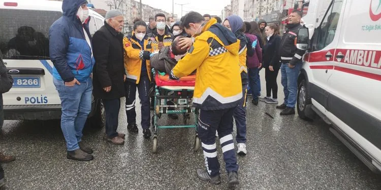 Bursa’da baba ve oğluna araba çarptı