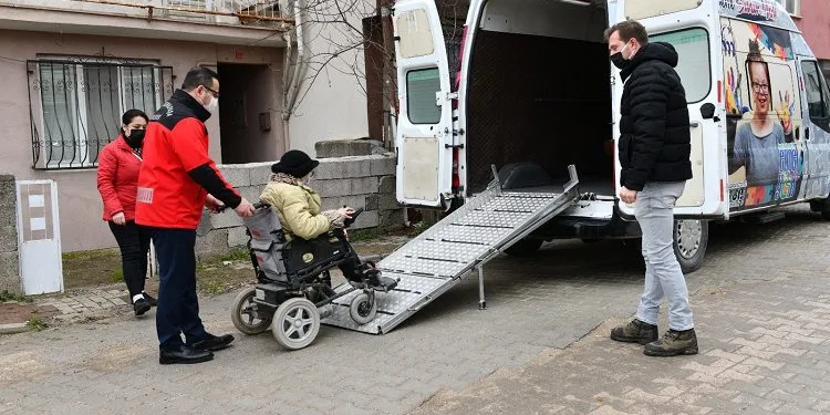 Bursa Mustafakemalpaşa’da engelsiz hizmet aracı yollarda