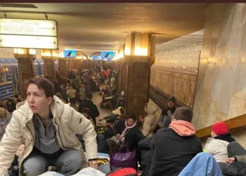 Ukraynalılar geceyi metro istasyonlarında geçirdi