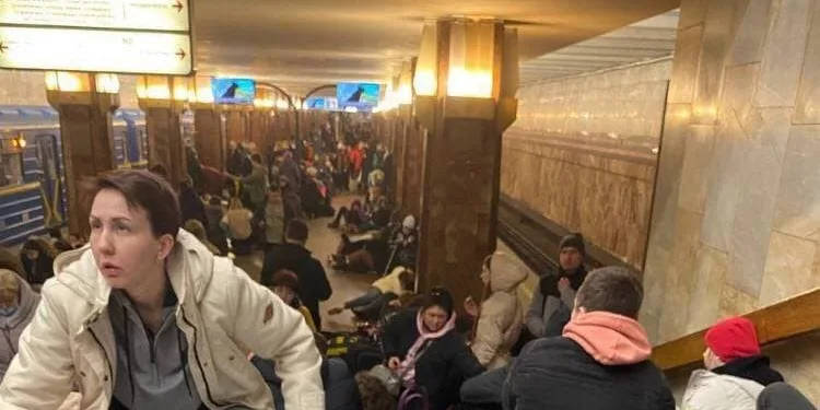 Ukraynalılar geceyi metro istasyonlarında geçirdi