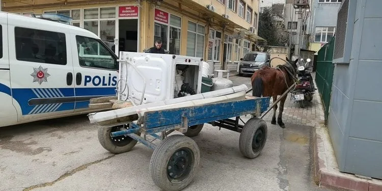 Bursa’da taşınan ailenin çamaşır makinesini çaldılar