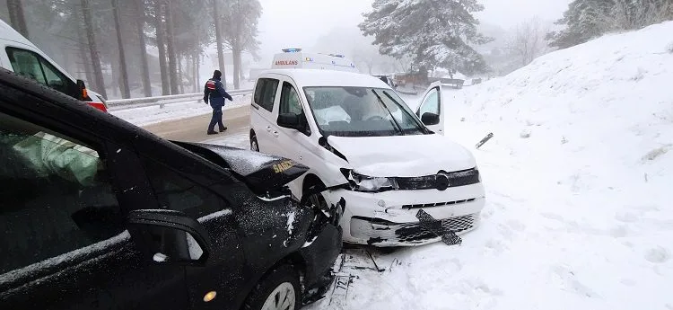 Uludağ yolunda araçlar kafa kafaya çarpıştı