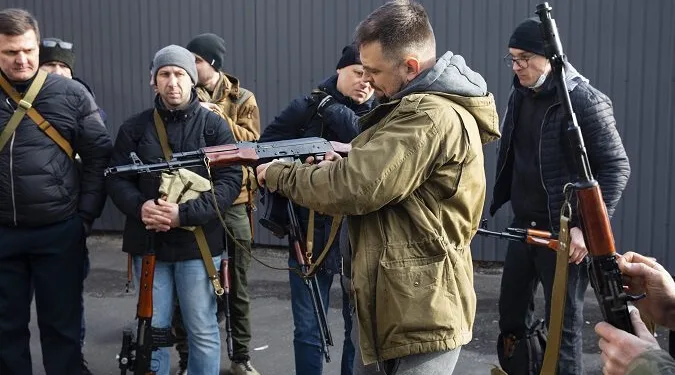 Ukrayna’da halk silahlanmaya başladı