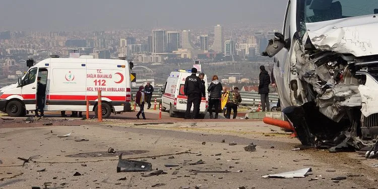 Bursa feci kaza! Karşı yönden gelen otomobille çarpıştı