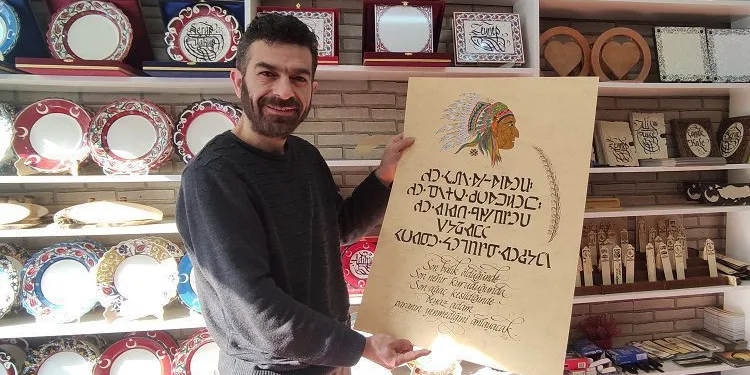 Kullanılmayan 20 ayrı alfabeyle yazı yazıp satıyor