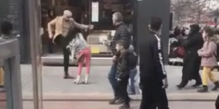 Bursa’da herkesin gözü önünde genç kızı tekmeledi