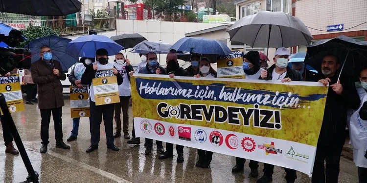 Bursa’da hekimler ve sağlık çalışanları grevde