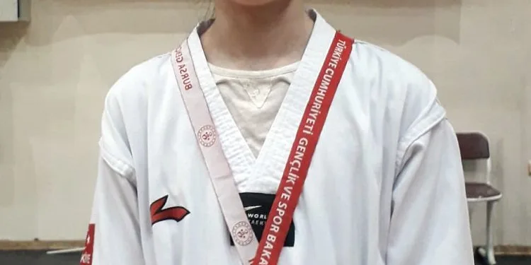 Osmangazili taekwondocu zirveye oturdu