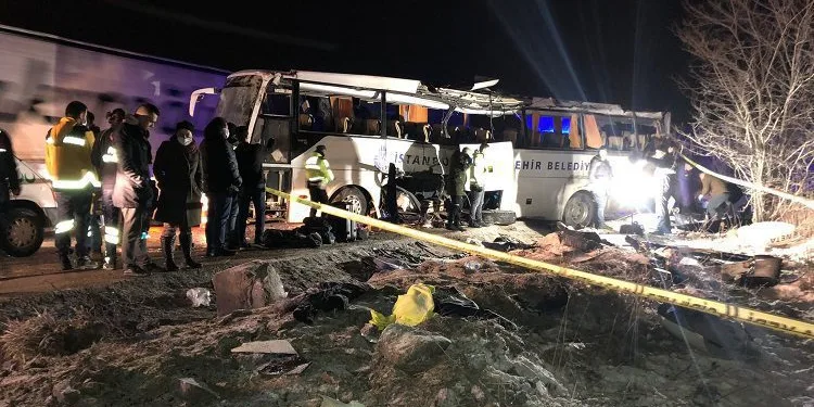 Cenaze taşıyan yolcu otobüsü kaza yaptı: 2 ölü, 27 yaralı