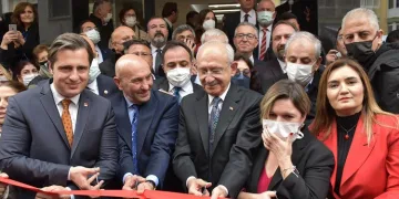 Kılıçdaroğlu, İzmir’de partisinin il binasının açılışını yaptı