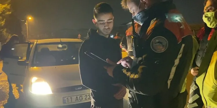 Ehliyetsiz sürücü polise ağabeyinin kimliğini verdi