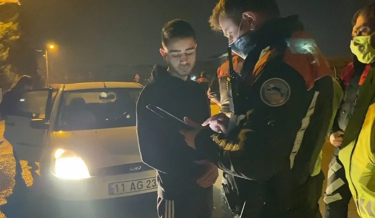 Ehliyetsiz sürücü polise ağabeyinin kimliğini verdi