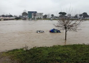 Çay taştı araçlar sular altında kaldı