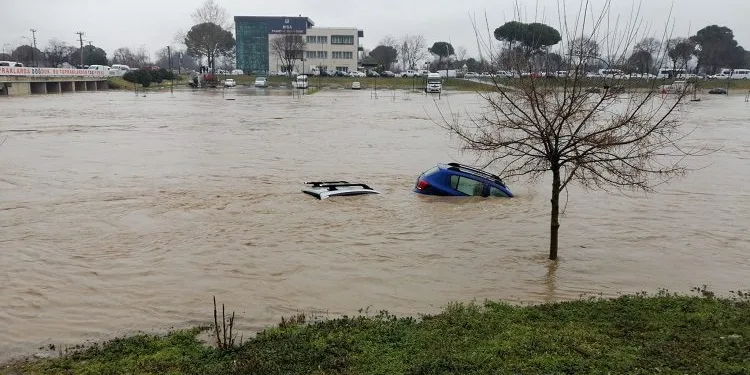 Çay taştı araçlar sular altında kaldı