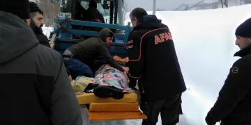 Karda şişme botla kayarken duvara çarpıp yaralandı