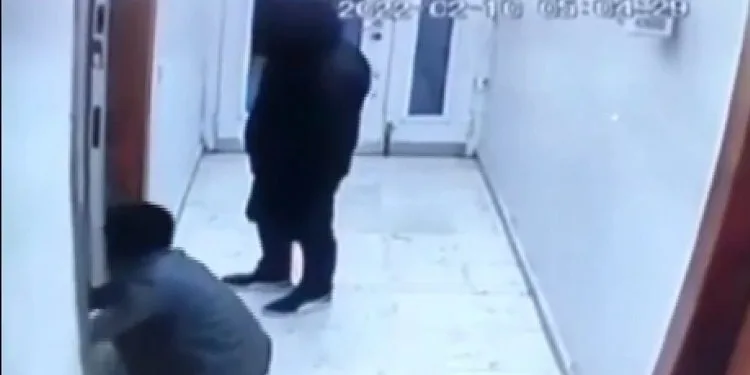 evden aldıkları anahtarla kapının önündeki otomobili çaldılar