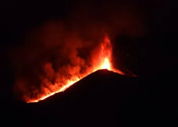 Etna Yanardağı yeniden faaliyete geçti