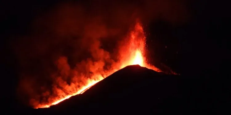 Etna Yanardağı yeniden faaliyete geçti