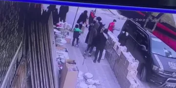 Sultangazi’de müşterisi olduğu iş yerinden hırsızlık yapan kadın kamerada