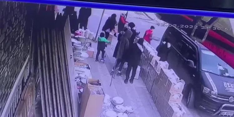 Sultangazi’de müşterisi olduğu iş yerinden hırsızlık yapan kadın kamerada