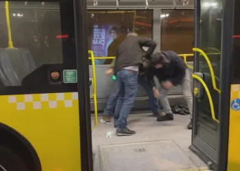 Metrobüste yolcular arasında bıçaklı kavga