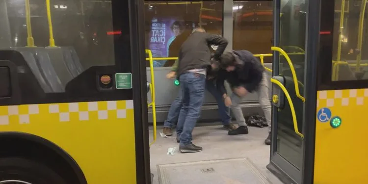 Metrobüste yolcular arasında bıçaklı kavga
