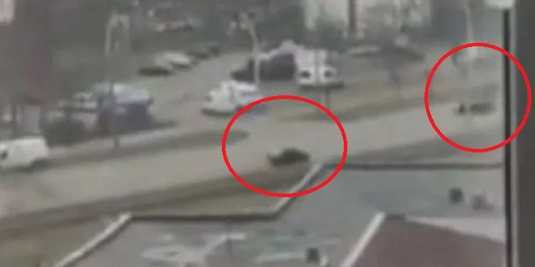 Rus tankı sivil aracı ezdi
