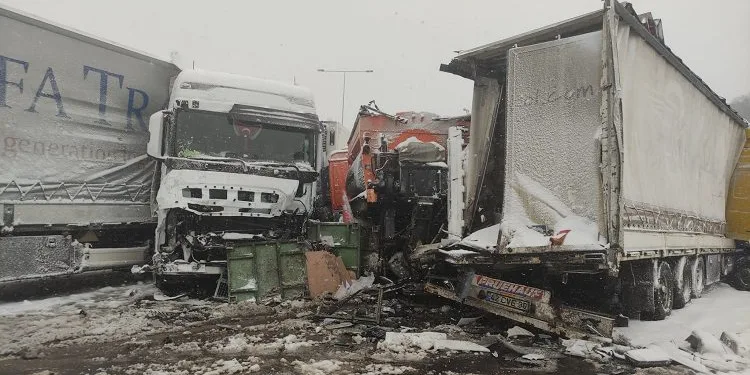 Kuzey Marmara Otoyolu’nda zincirleme kaza
