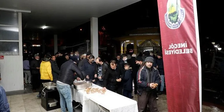 İnegöl’de Berat Kandili helva ikramıyla tatlandı