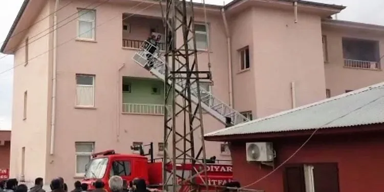 Diyarbakır’da yangında mahsur kalan 1’i hamile 3 kadın ile çocuk kurtarıldı