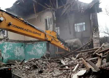 Bursa Osmangazi’de metruk bina temizliği