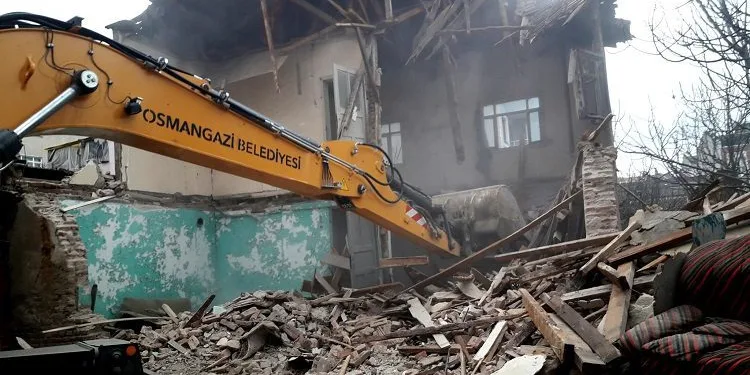 Bursa Osmangazi’de metruk bina temizliği
