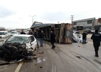 Bursa’da otomobille çarpışan 20 ton su yüklü TIR devrildi