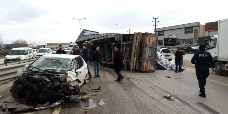 Bursa’da otomobille çarpışan 20 ton su yüklü TIR devrildi