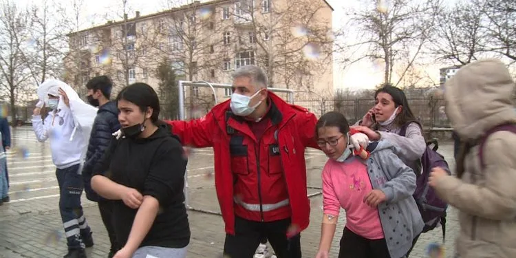 70 öğrenci zehirlenme şüphesiyle hastaneye kaldırıldı