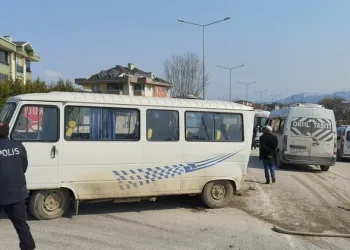 Bursa’da öğrenci servisi ile minibüs çarpıştı