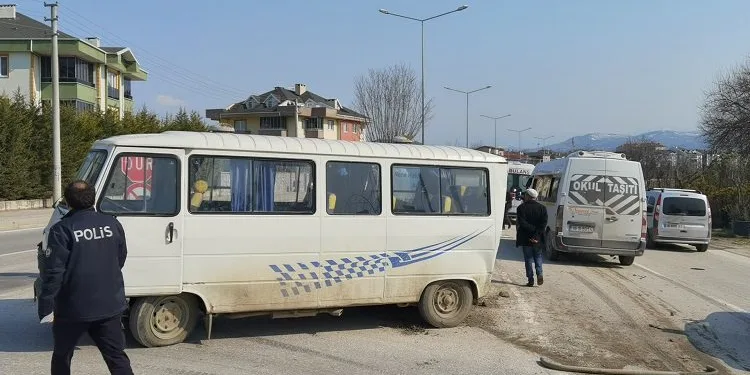 Bursa’da öğrenci servisi ile minibüs çarpıştı