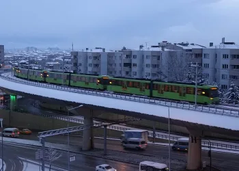 Bursalılar güne kar ile uyandı