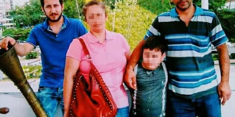 Annesini kurtarmak isterken babasını bıçakladı