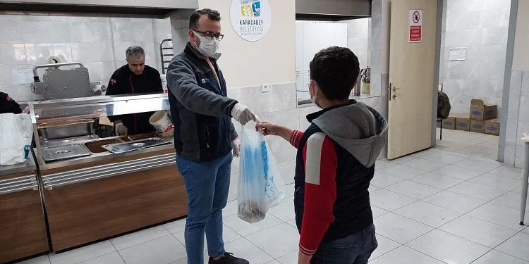 Karacabey Aşevi ihtiyaç sahipleri yararına çalışıyor