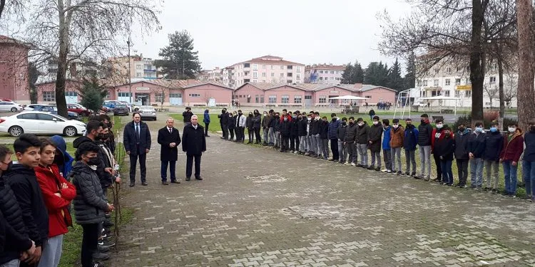 Bursa’da öğrenciler fidanları toprakla buluşturdu