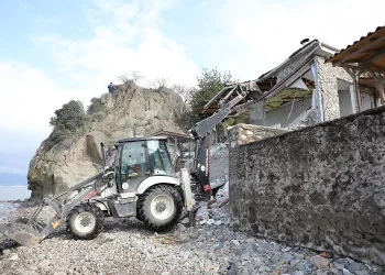 Bursa’da denize sıfır yapılan kaçak bina yıkıldı