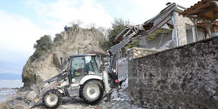 Bursa’da denize sıfır yapılan kaçak bina yıkıldı