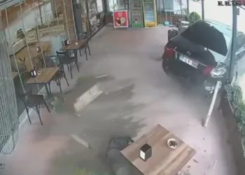 Bursa’da otomobil kafeye daldı